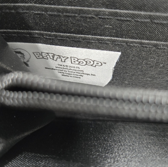 Betty Boop Wallet Wristlet Crossbody - Picture 4 of 9